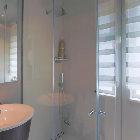 8, Emma וילה קאטוליקה