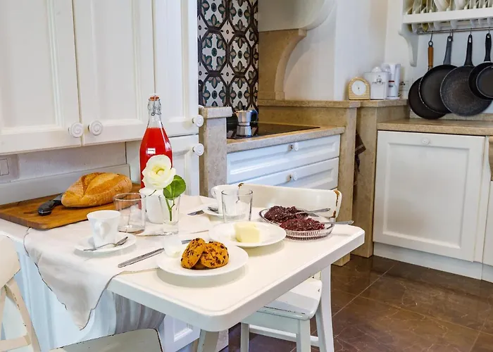 Villa 8, Emma Cattolica